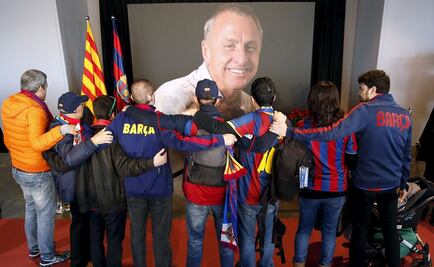 Miles de hinchas despiden a Cruyff en el Camp Nou 