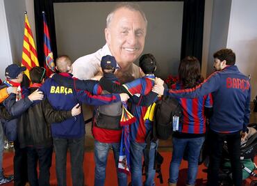 Miles de hinchas despiden a Cruyff en el Camp Nou