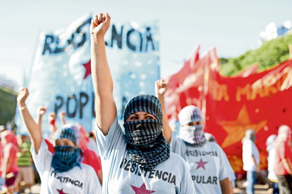 En diversas ciudades argentinas, incluyendo Buenos Aires, ellas reclamaron el fin de los feminicidios, pero también la legalización del aborto (NATACHA PISARENKO. AP)
