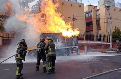 Se incendia camión repartidor de gas LP sobre Ermita y La Viga