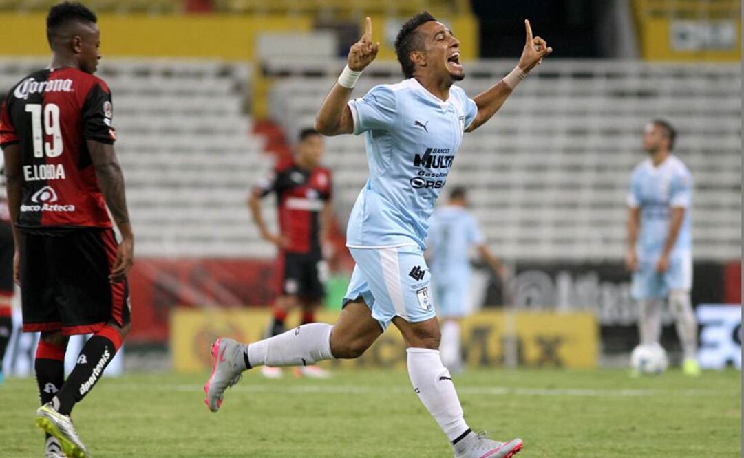 Camilo Sanvezzo celebra su gol en su reaparición tras una larga lesión. EFE