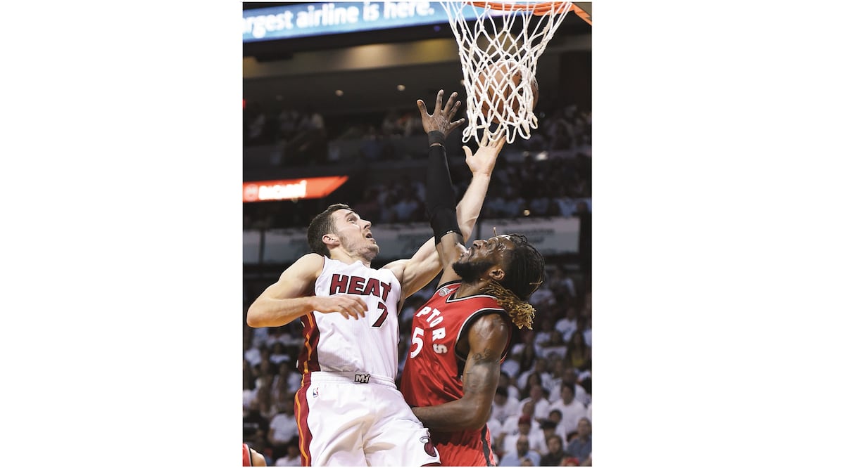 El esloveno Goran Dragic (izq.) realizó 30 puntos y cuatro asistencias (RHONA WISE. EFE)