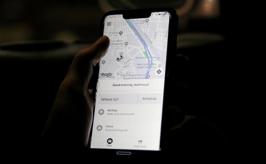A man uses Uber application on his mobile phone - Photo: Mohamed Abd El Ghany/REUTERS