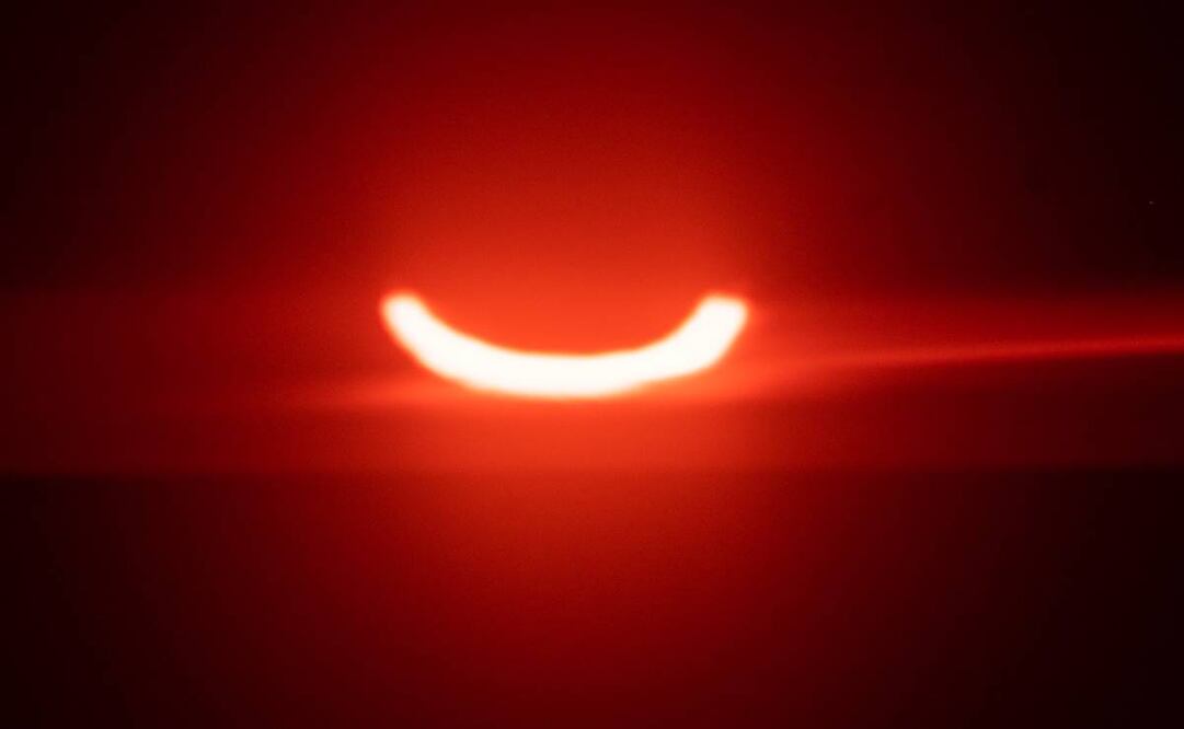 Así se ve la sonrisa o anillo de fuego del eclipse solar anular 2021. Foto: AFP