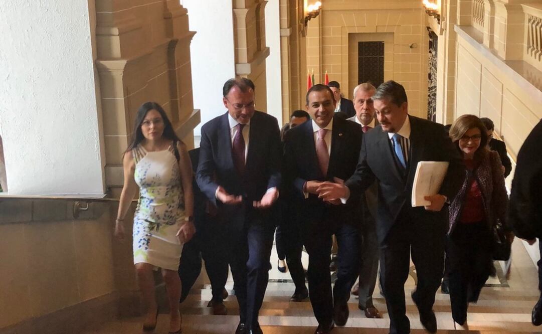 El secretario de Relaciones Exteriores, Luis Videgaray y algunos legisladores mexicanos. Foto: Especial