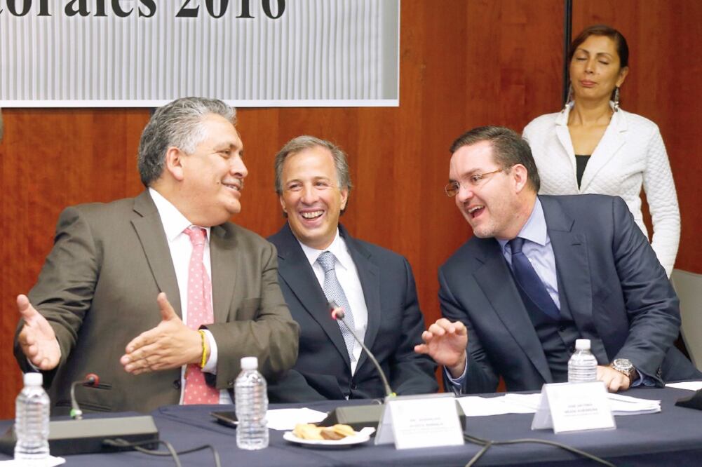 José Antonio Meade (centro), titular de la Sedesol, ayer durante una reunión con legisladores (ESPECIAL)