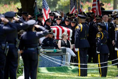 Miles asisten a funeral de policías asesinados en Dallas