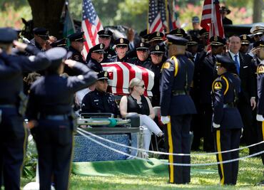 Miles asisten a funeral de policías asesinados en Dallas