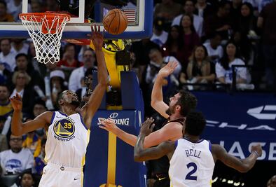 Warriors derrotan a los Cavs en el juego de Navidad