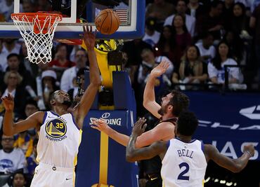 Warriors derrotan a los Cavs en el juego de Navidad