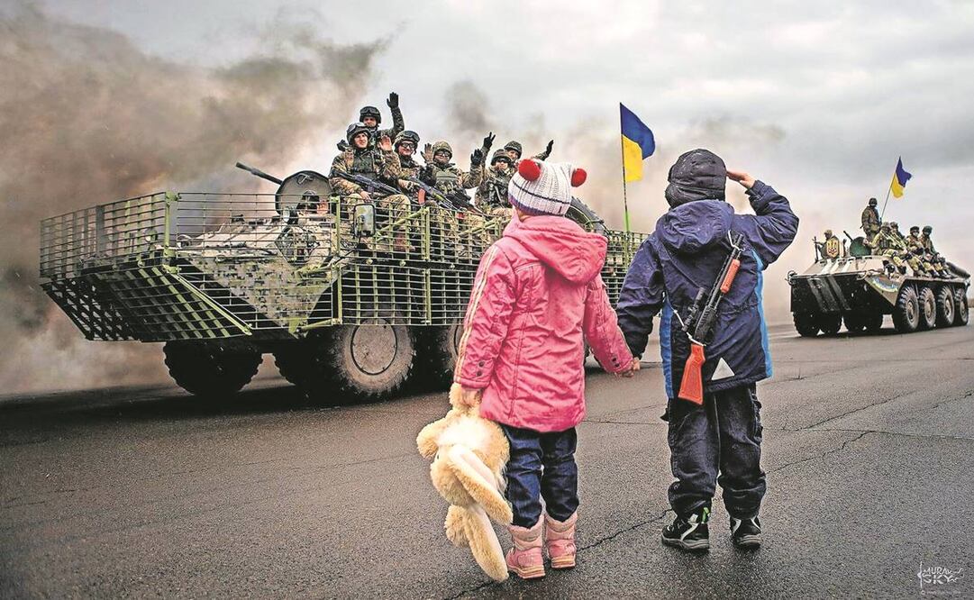 Soldados ucranianos abordo de un transporte militar saludan a dos niños. Fotos: Especial.