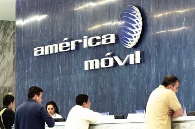 América Móvil tiene su peor caída en 15 años