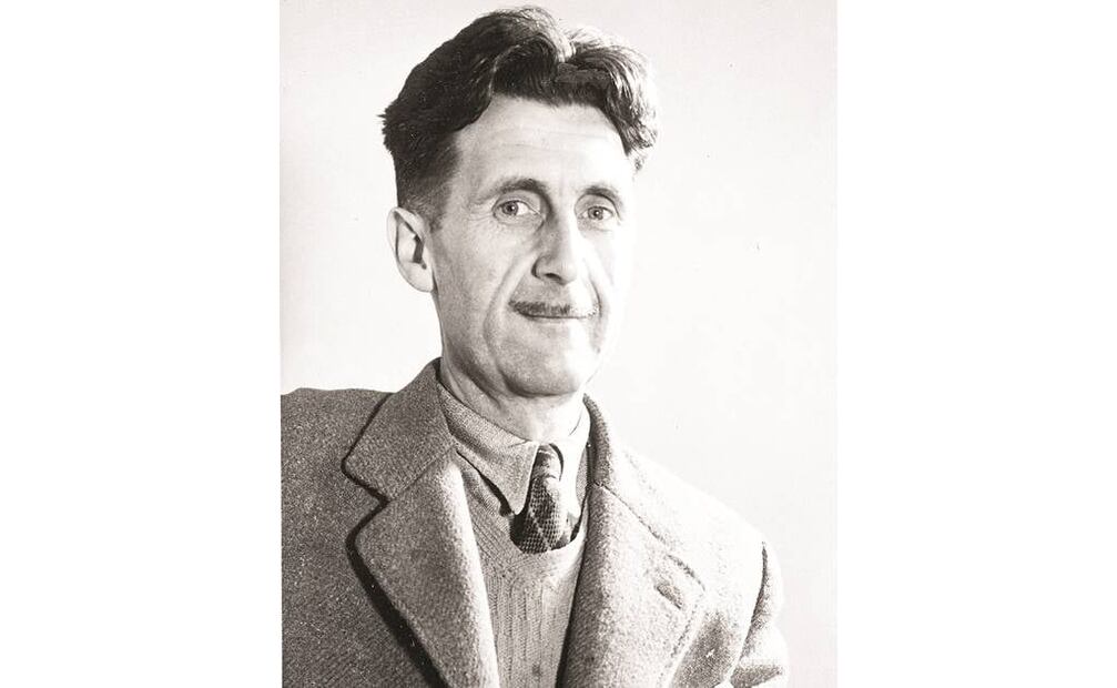 El escritor británico George Orwell, autor del afamado libro 1984, una distopía del totalitarismo técnico e ideológico. /Archivo