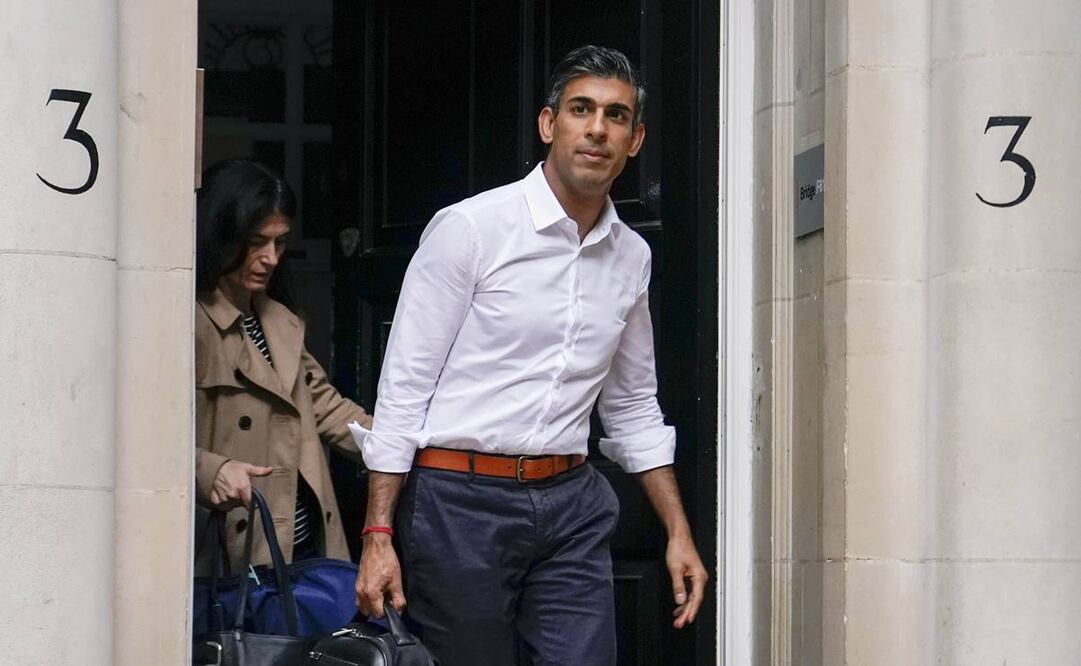 Rishi Sunak deja sus oficinas de campaña en Londres. El exministro de Finanzas de Boris Johnson es el favorito para ser el próximo premier británico. Foto: Alberto Pezzali/AP