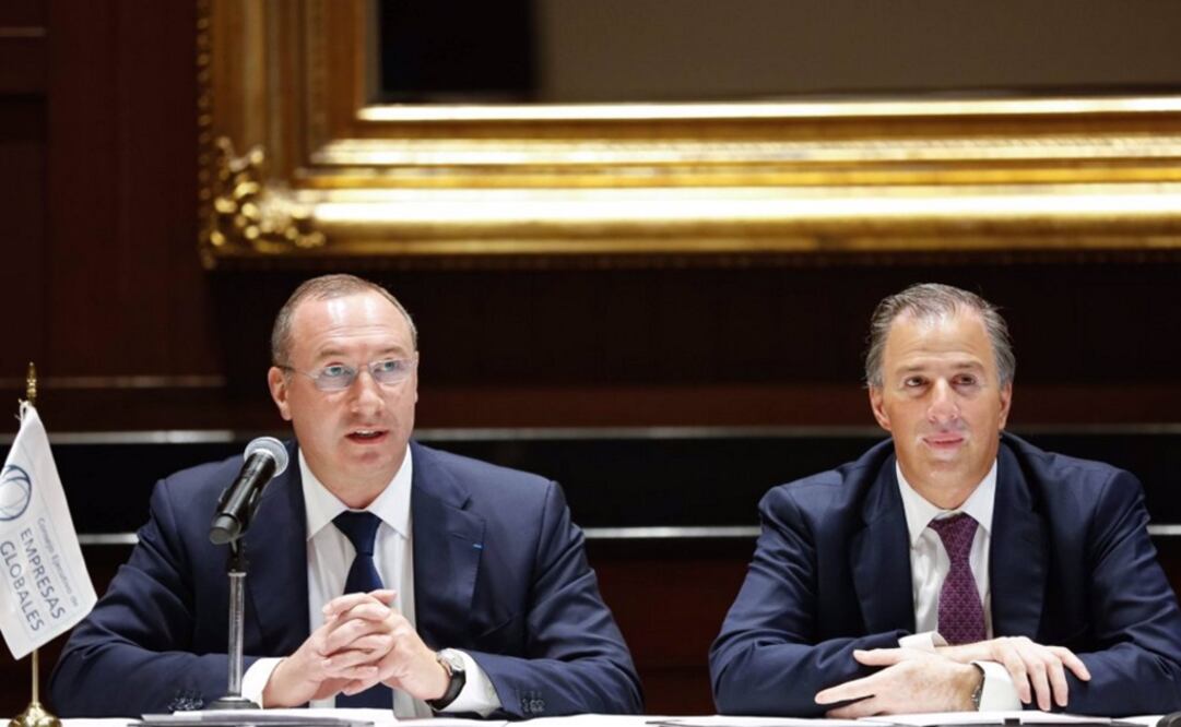 El secretario de Desarrollo Social (Derecha) firmó un convenio con directivos de empresas multinacionales. Foto: @JoseAMeadeK  