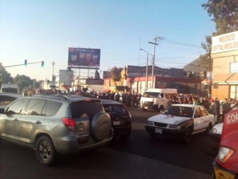 Bloquean taxistas vialidades en Ecatepec; exigen audiencia con gobernador