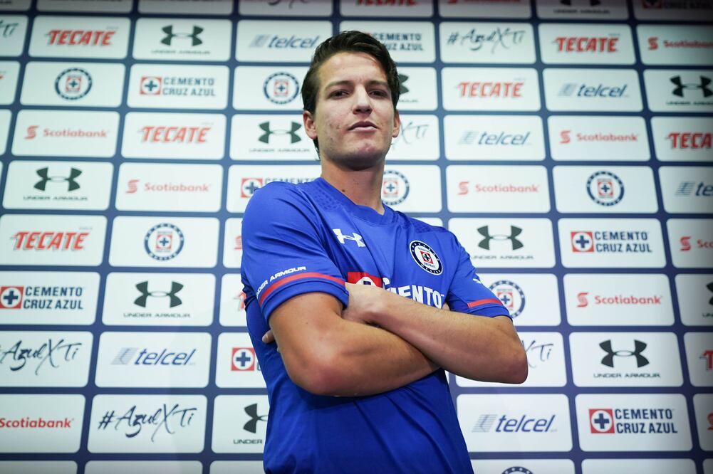 Imago7. El ex jugador de Chivas posó con su nueva playera.