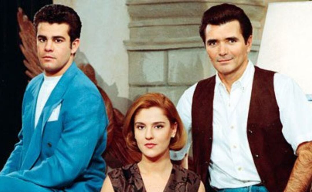 Alfonso Iturralde junto al elenco de Marimar. Foto: Twitter @ekatshikhova