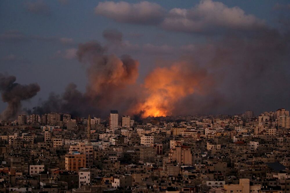 Ataque aéreo israelí en el norte de la ciudad de Gaza, el 12 de octubre de 2023.  Foto: EFE/EPA/MOHAMMED SABER