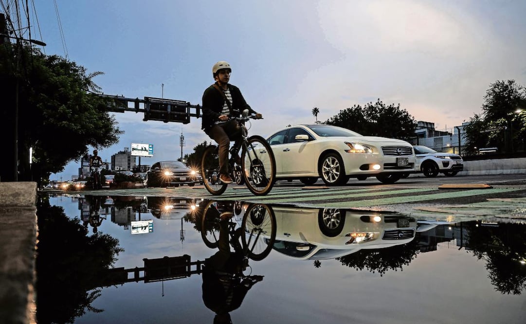 Ciclistas dijeron que cuando llueve, hay zonas que se encharcan y al pasar deben sortear los llamados espejos de agua.