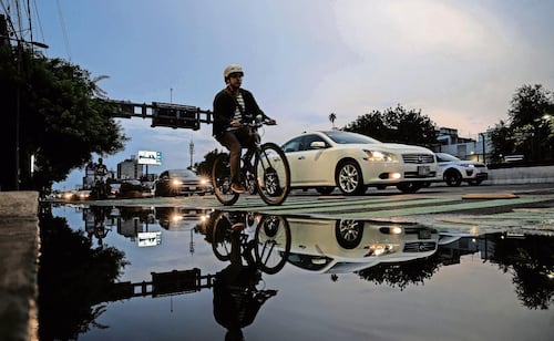 Nighttime hazards plague Mexico City's Tlalpan bike lane