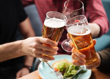 Hombres heterosexuales pueden sentirse atraídos por otros cuando toman alcohol, según estudio