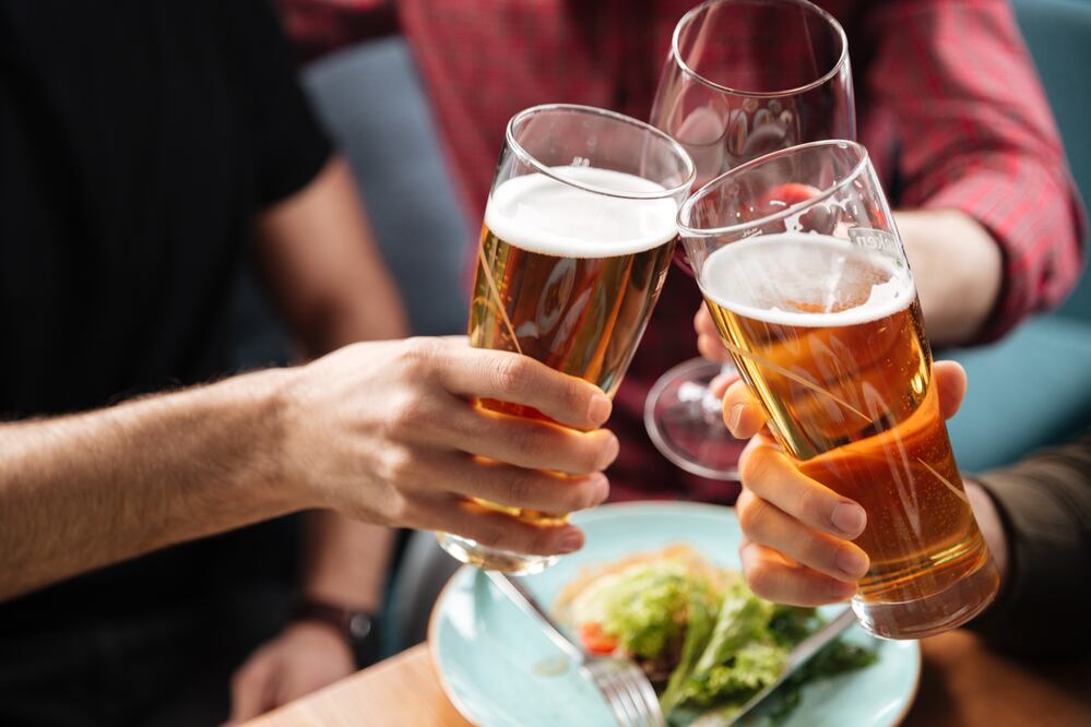 La cerveza es una de las bebidas favoritas por los hombres. Imagen: Freepik