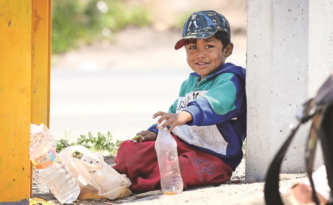 El pequeño Juanito no sabe de discriminación y carencias; sólo se entretiene en el trayecto con los envases que encuentra a su paso mientras acompaña a sus padres. (Fotos: LUIS SÁNCHEZ)