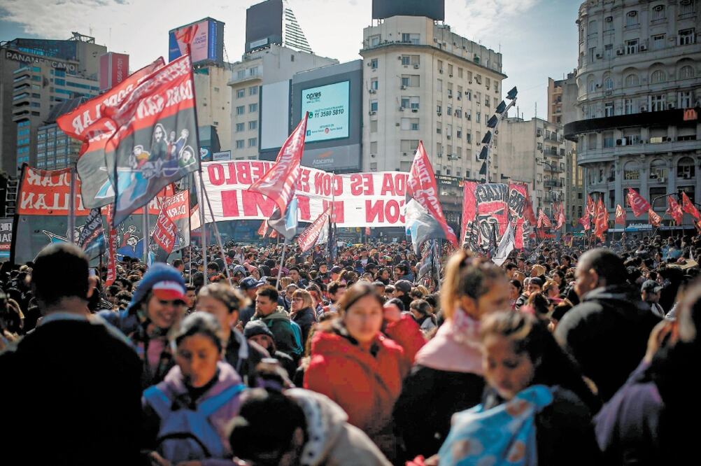 Miles de personas se movilizaron con ollas y platos vacíos por la crisis económica en Buenos Aires. La mayoría protestó contra el presidente Mauricio Macri, a quien consideran responsable de la situación. Foto/ JUAN IGNACIO RONCORONI. EFE