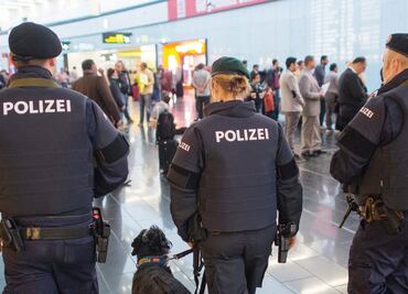 Reabre aeropuerto con vigilancia extra