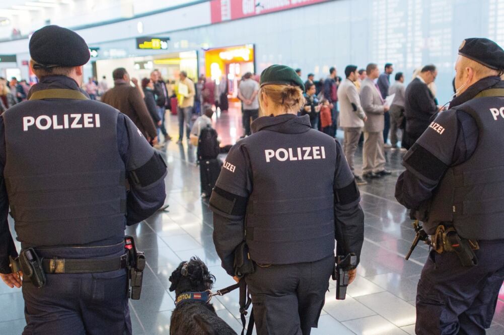 Policías austriacos con perros entrenados para detectar explosivos vigilaron ayer el Aeropuerto Internacional de Viena. Las autoridades aumentaron la seguridad tras los atentados en Bruselas (CHRISTIAN BRUNA. EFE)