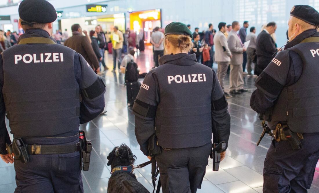 Policías austriacos con perros entrenados para detectar explosivos vigilaron ayer el Aeropuerto Internacional de Viena. Las autoridades aumentaron la seguridad tras los atentados en Bruselas (CHRISTIAN BRUNA. EFE)