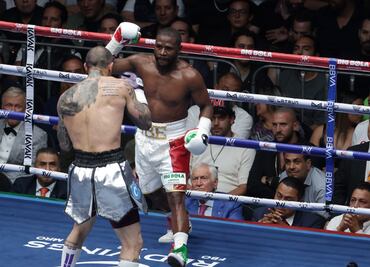 Floyd Mayweather Jr corrió al referí de su pelea ante John Gotti III