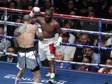 Floyd Mayweather Jr corrió al referí de su pelea ante John Gotti III