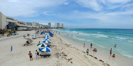 Playas de Cancún amanecen libres de sargazo