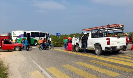 Pobladores bloquean carretera Transístmica por falta de servicio eléctrico; denuncian daños a aparatos electrodomésticos