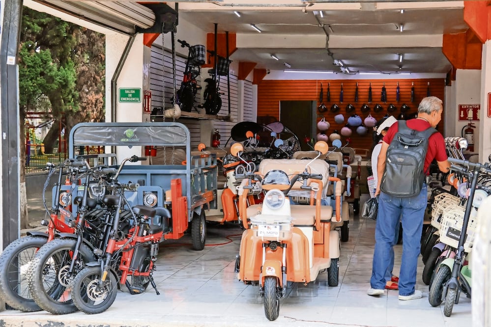 Tiendas de bicis eléctricas y scooters en la CDMX desconocen el proceso de emplacamiento dispuesto por las autoidades para vehículos que superen los 25 km/h. Foto: Karla Guerrero/ EL UNIVERSAL