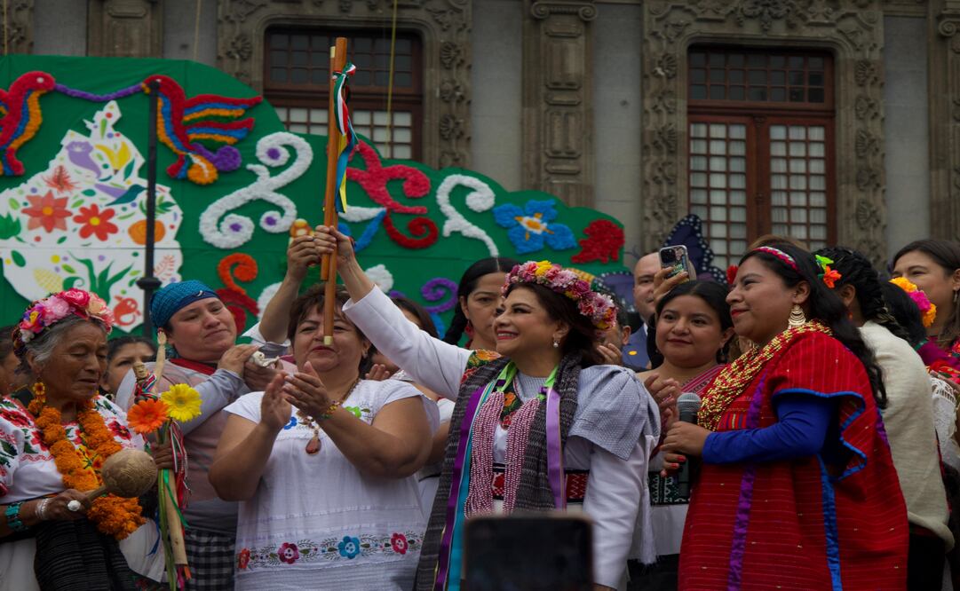 Este sábado 5 de octubre, Clara Brugada rindió protesta como nueva Jefa de Gobierno de la Ciudad de México; después se dirigió al Teatro Metropólitan y posteriormente, arribó al Zócalo capitalino en donde recibió el bastón de mando por parte de mujeres indígenas. (Foto: Yaretzy M. Osnaya EL UNIVERSAL)