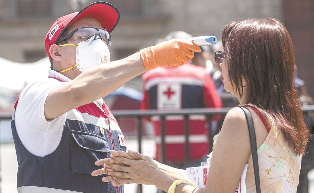 A la salida de Metro Zócalo. Voluntarios de la Cruz Roja, tomando la temperatura. Foto: GERMÁN ESPINOSA. EL UNIVERSAL