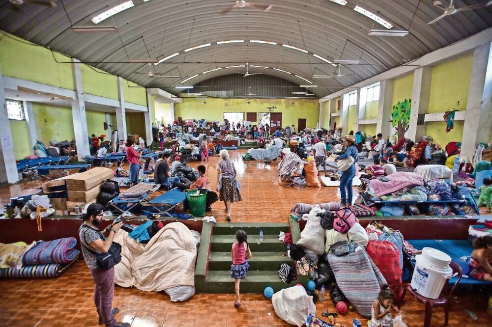 Aspectos del albergue Simón Bergoño Villegas, en Escuintla, Guatemala. Se calcula que unas 4 mil 500 personas viven en albergues tras la erupción (RODOLFO AYALA. EL UNIVERSAL)