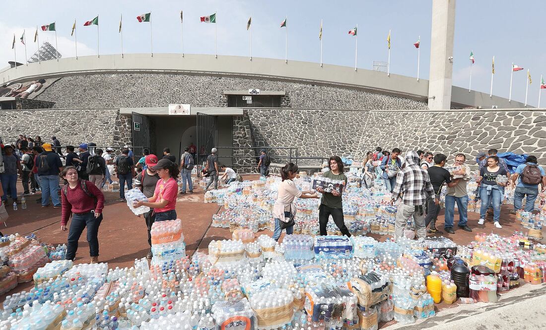 Decenas de jóvenes llegaron al centro de acopio en Ciudad Universitaria. Salieron de sus casas con pañoletas en el cuello y cascos de construcción porque buscaban apoyar en los edificios que se derrumbaron (ARIEL OJEDA. EL UNIVERSAL)