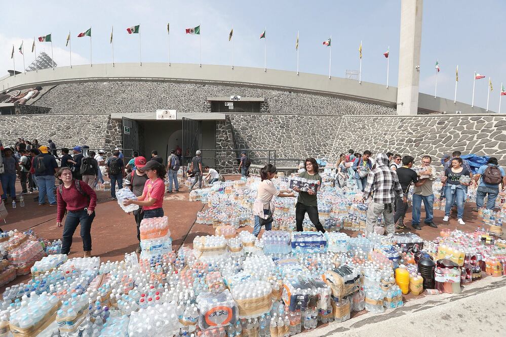 Decenas de jóvenes llegaron al centro de acopio en Ciudad Universitaria. Salieron de sus casas con pañoletas en el cuello y cascos de construcción porque buscaban apoyar en los edificios que se derrumbaron (ARIEL OJEDA. EL UNIVERSAL)