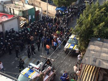 Disputa en Iztapalapa deja heridos y autos quemados