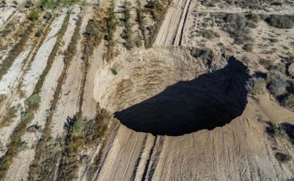 Como en Puebla, se abre enorme socavón en Chile, cerca de una mina de cobre