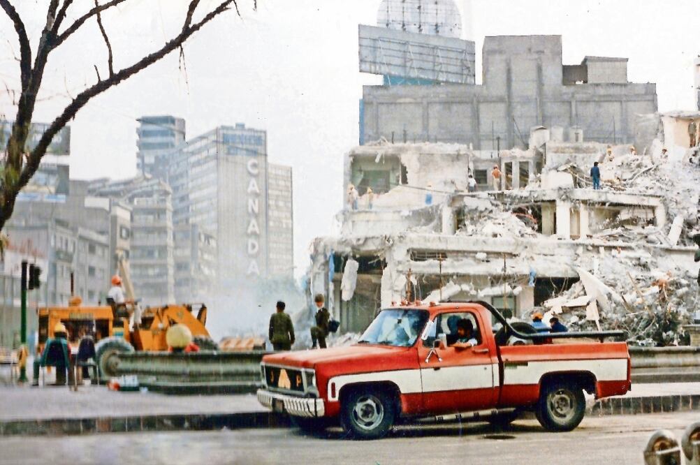 Los trabajos de remoción de escombros de un edificio que colapsó en la esquina de Insurgentes y la avenida Álvaro Obregón tras los sismos de 1985. Al fondo se alcanza a ver el Condominio Insurgentes (Fotos: COLECCIÓN VILLASANA-TORRES)