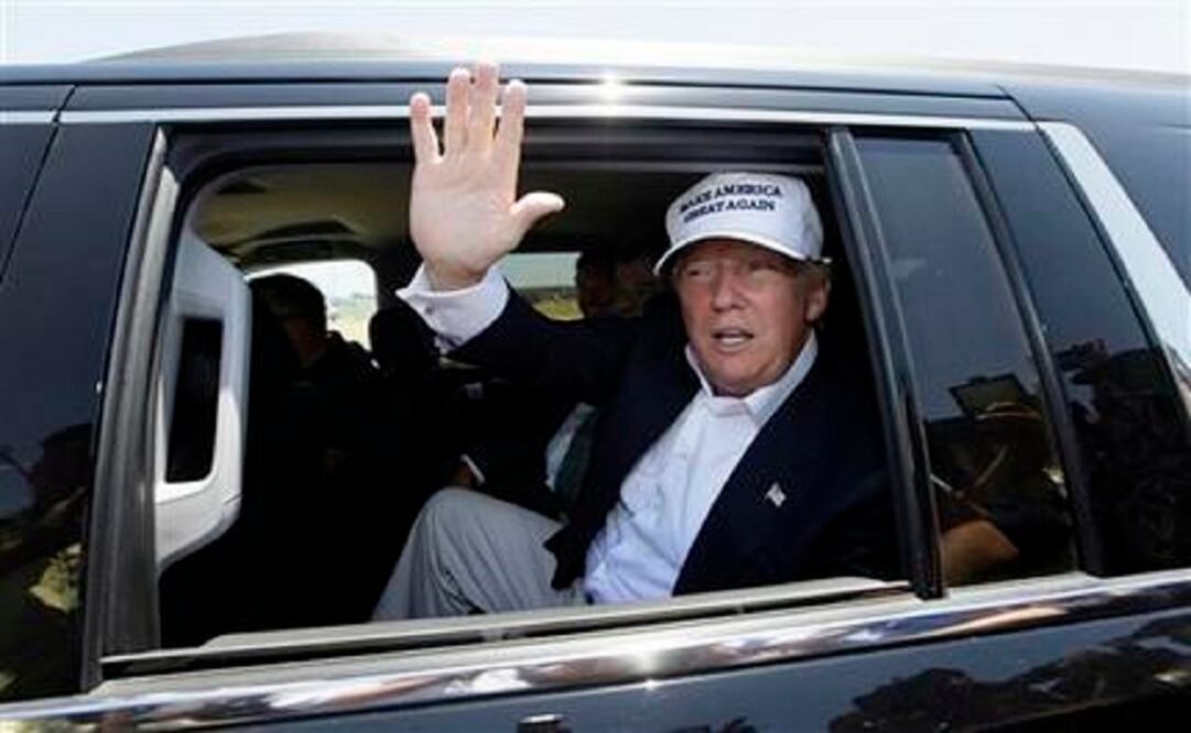 Republican presidential hopeful Donald Trump waves from his vehicle during a tour of the World Trade International Bridge at the U.S. Mexico border in Laredo, Texas. (Photo: AP) 