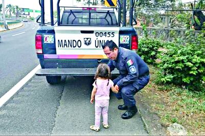 Niña hallada en autopista volverá con sus padres