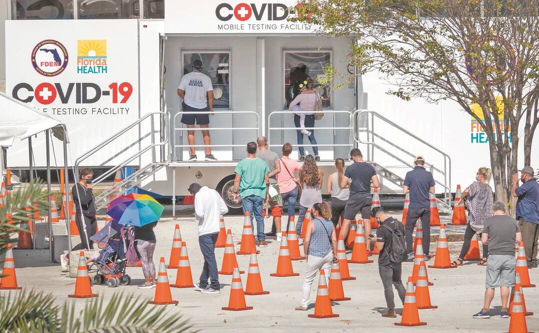 Estadounidenses hacen fila en un espacio Covid, en el Centro de Convenciones de Miami Beach, Florida. Foto: CRISTOBAL HERRERA-ULASHKEVICH. EFE
