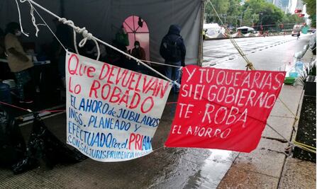 Mantendrán jubilados del IMSS bloqueo en Reforma hasta que AMLO los reciba