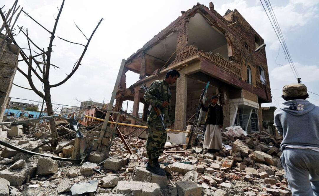 Varios rebeldes observan los ataques de la coalición árabe liderada por Arabia Saudita en Yemen. Foto: EFE